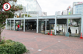 駅前のバス停1～3乗り場で天満屋バスターミナル経由のバスに乗車してください。降車するバス停は「NTT岡山前」です。
